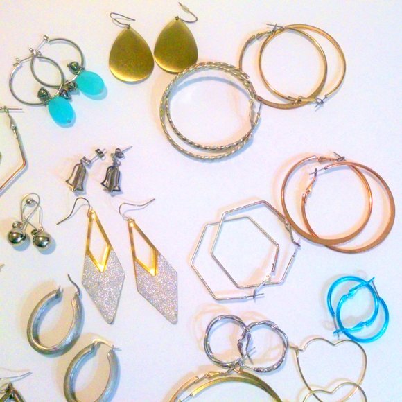 Lot of 24 Pair of Hoop and Drop Earrings - Picture 5 of 6